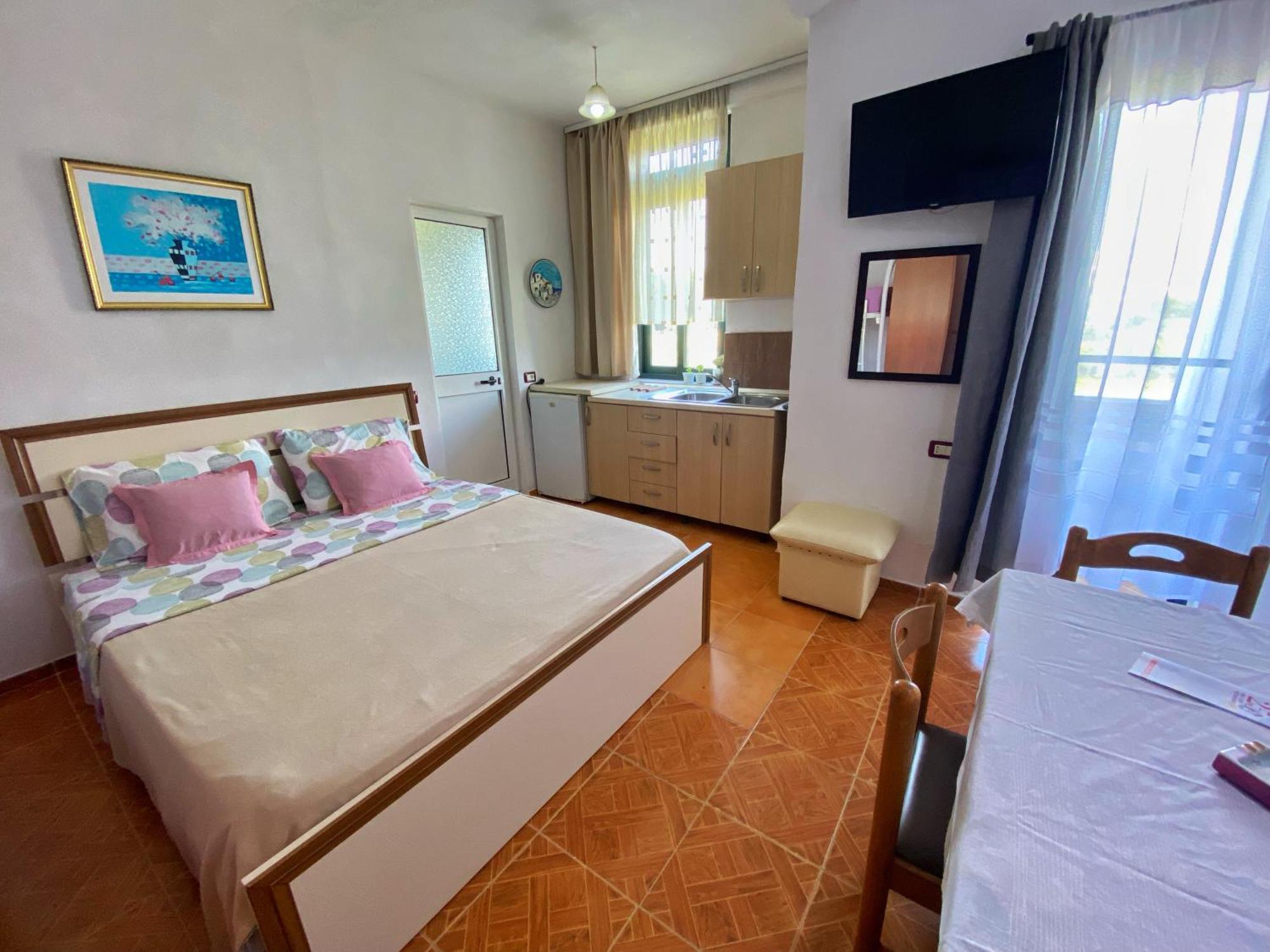 Joni'S Guest House Спиле Екстериор снимка